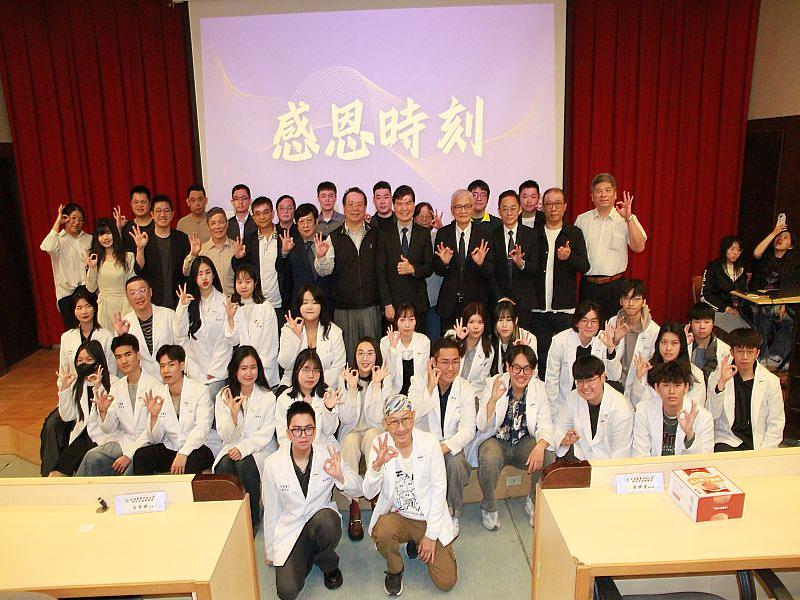 元培視光系參加授袍儀式學生與師長及貴賓們合影。