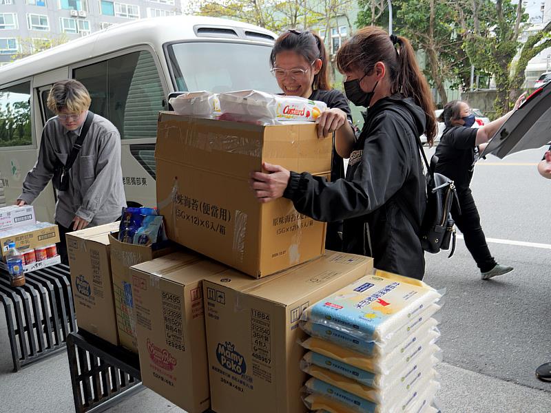 爭鮮不僅是關懷美崙日照長者，更帶來實用的生活物資，關懷花東偏鄉弱勢長者。