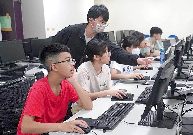 暨大展現前瞻布局，將AI教學單元納入全校通識必修課程。