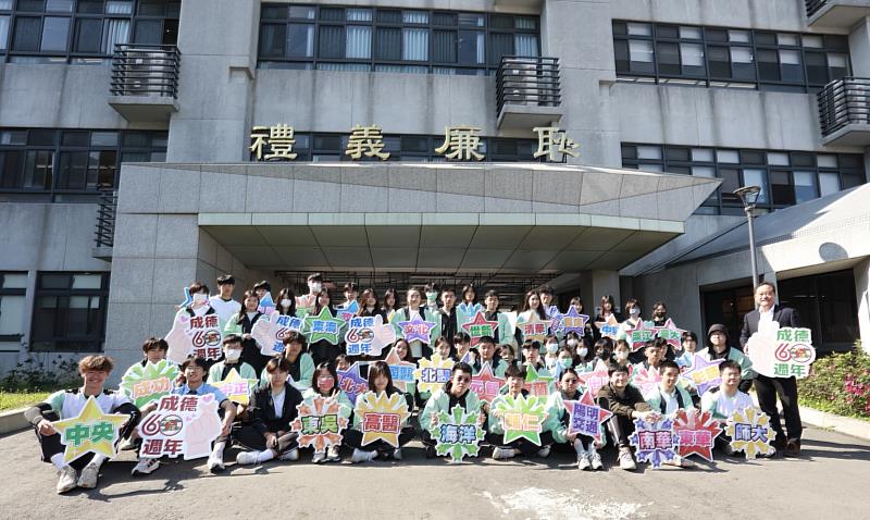 成德高中校長沈永昆與繁星錄取學生合影。