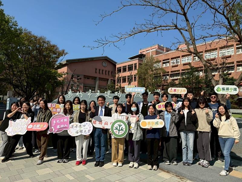 建功高中林國松校長與繁星錄取同學合影。