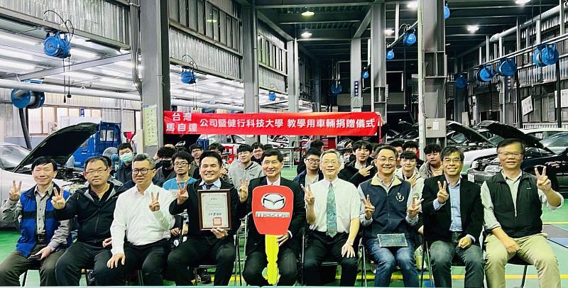 產學合作新紀元捐贈後合影。