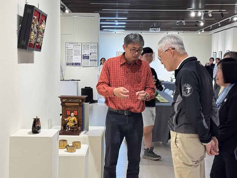 南華大學視設系教授聯展登場，呂皇澄老師介紹作品。