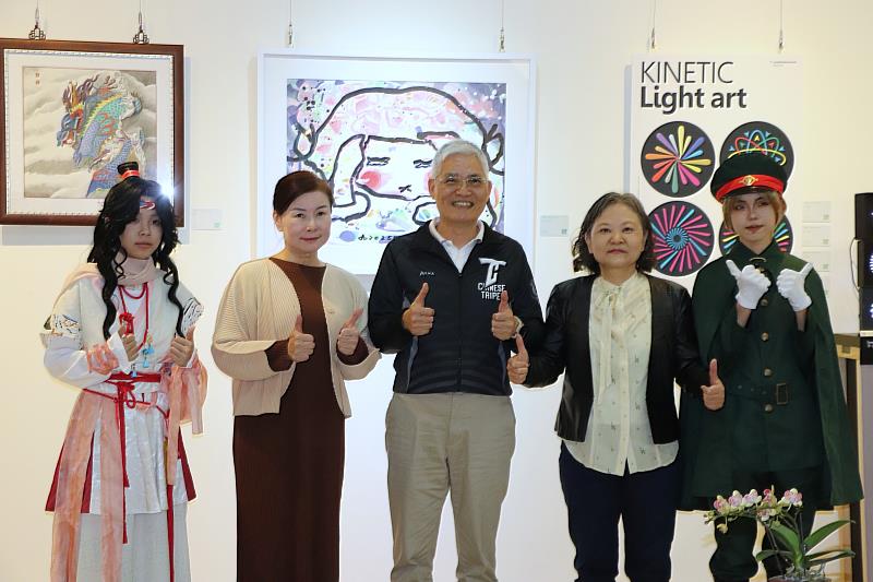 南華大學視設系教授聯展登場，高俊雄校長（中）、賴淑玲副校長（左2）、羅雪容主任（右2）與學生合影。