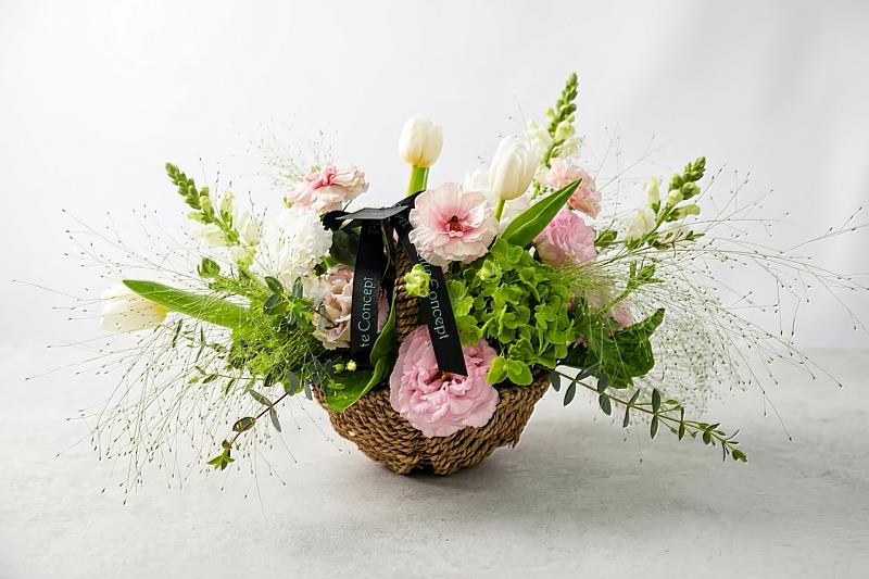 課程由一禮莊園花藝團隊親自授課，選用春季清新花材進行創作，在專業花藝師引導下將春天的色彩與花香帶回生活空間。（圖/六福旅遊集團提供）