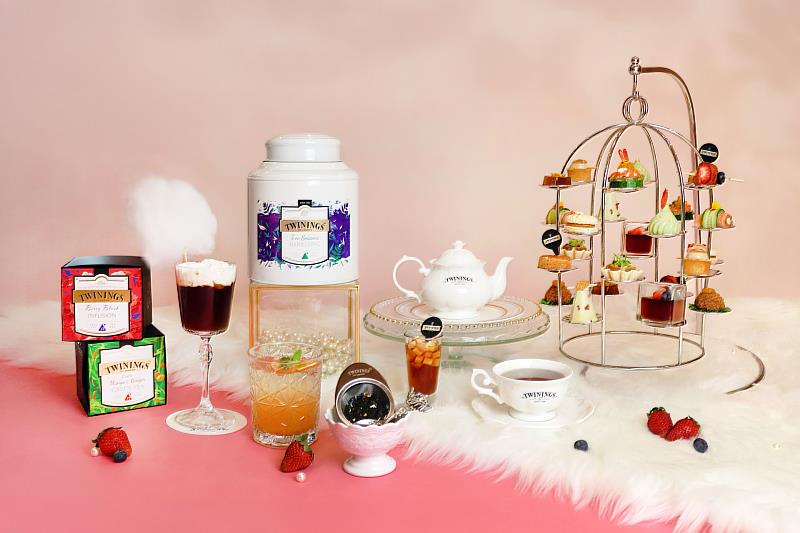 課程參與者可享用由大廳酒吧提供的TWININGS X JC CAT 女王的莓果莊園「精選單人下午茶」。餐點以英國皇室御用茶品牌 TWININGS 唐寧茶為靈感，搭配精緻鹹甜點各4款。（圖片僅供參考，實品請以實物為主）（圖/六福旅遊集團提供）