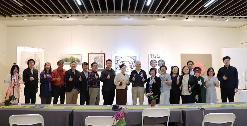 南華大學視設系教授聯展登場，展現跨域創作實力與藝術能量。開幕式合影留念。