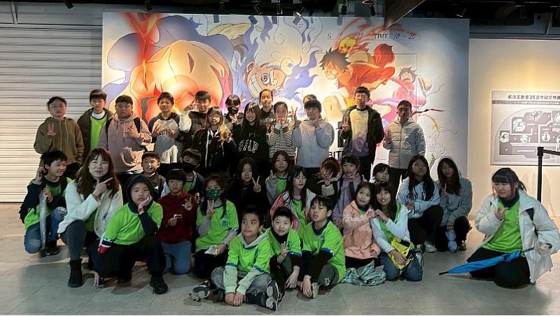 宜蘭縣憲明國小師生於《航海王特展》主視覺前開心合影，留下珍貴參訪回憶。