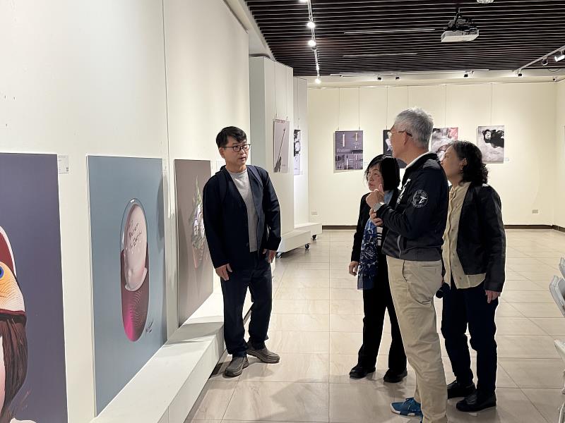 南華大學視設系教授聯展登場,郭正雄老師介紹作品。