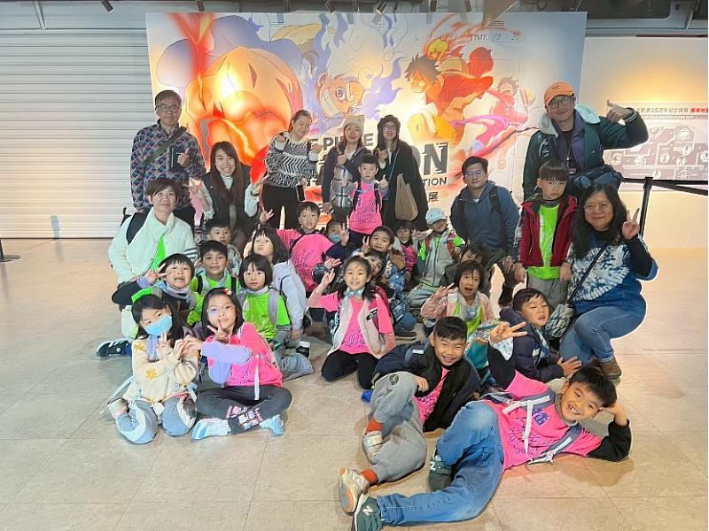 新北市插角國小師生參觀《航海王特展》並合影留念，展現滿滿活力與笑容。