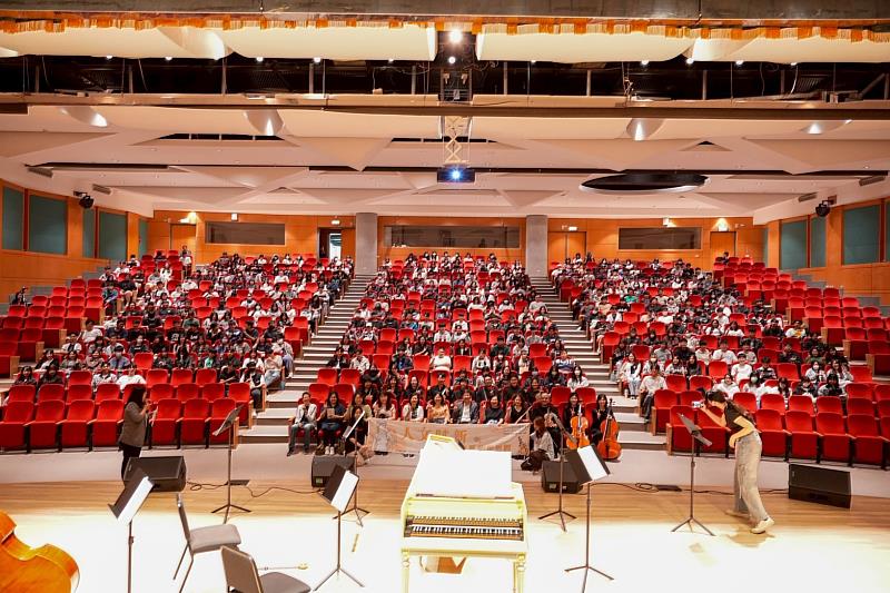 高科大2026藝術季盛大開幕，以「人文賦新－文藝復興的世界觀」為主題，正式揭開一系列精彩藝術活動的序幕。師生齊聚演藝廳，共同欣賞開幕演出，在濃厚的人文藝術氛圍中，展開一場跨越時空的文化饗宴。