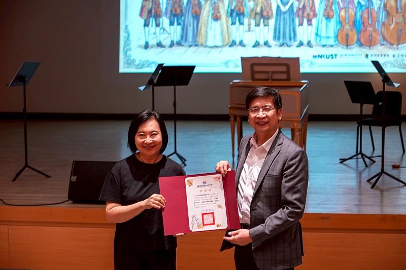 高科大副校長李嘉紘（右）致贈感謝狀予巴洛克獨奏家樂團藝術總監李美文（左），表達對其精彩演出與藝術貢獻的誠摯感謝。