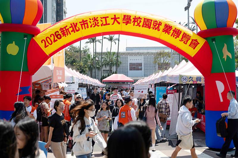 「2026淡江大學校園就業博覽會」3月18日熱鬧登場，海報街人山人海。（圖／淡江大學提供）