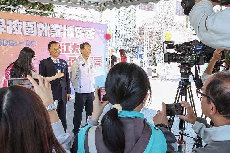 「2026淡江大學校園就業博覽會」活動中葛煥昭校長（左）與新北市勞工局陳瑞嘉局長，接受媒體聯訪。（圖／淡江大學提供）