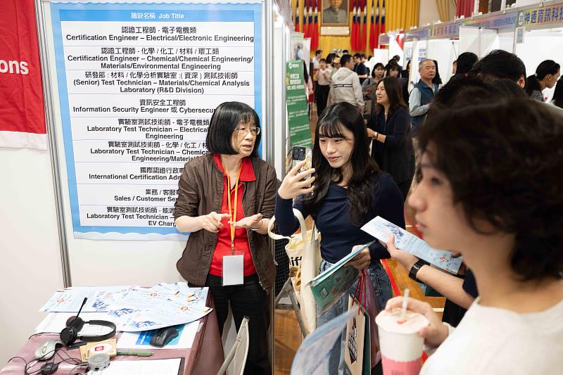 各攤位工作人員為學生介紹該公司的職缺。（圖／淡江大學提供）