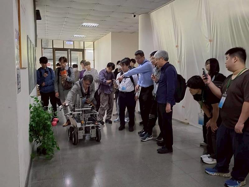 3月17日日本教授及研究生參訪本校實驗室。