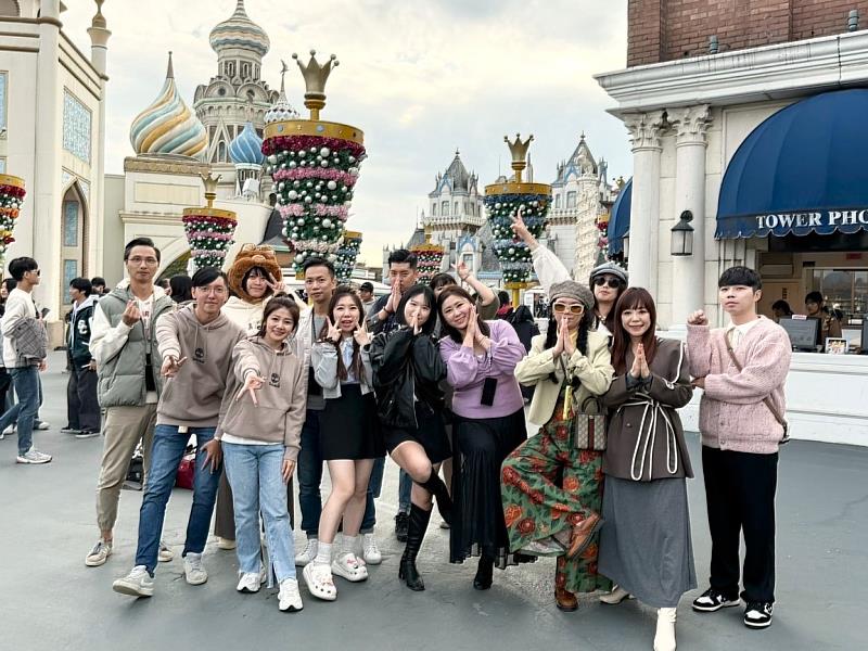 才33歲就帶店奪冠的鄧宇翔（左2）分享，永慶房屋提供年輕人發展的舞台，只要努力就會有收穫。