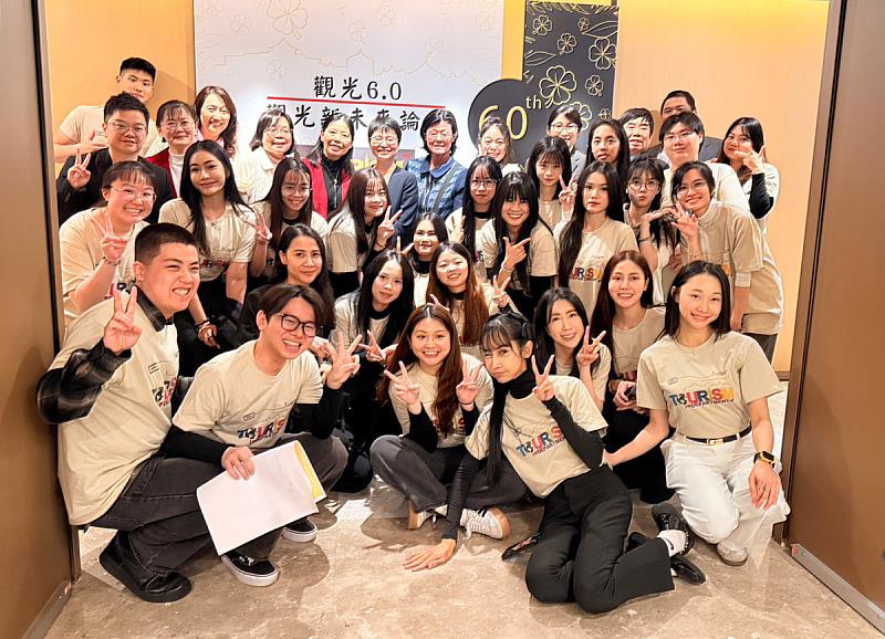 文化大學觀光系師生與校友合影,展現人才傳承與培育成果。