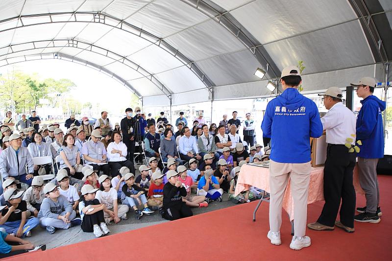 蔡景株老師植樹教學。