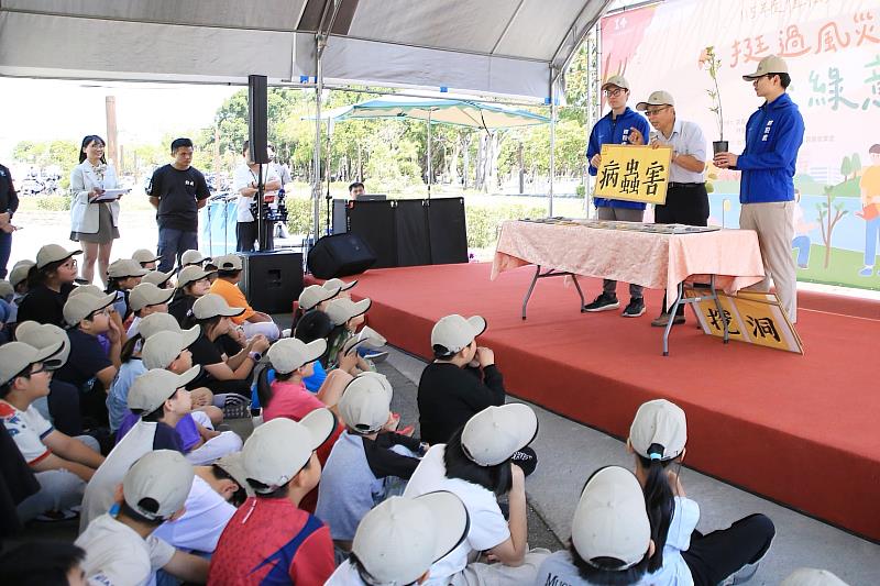 蔡景株老師植樹教學。