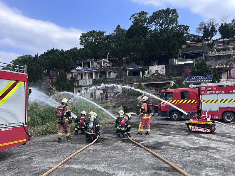 自動化防火演練：消防員協同滅火機器人實施射水演練，強化熱點部署，展現自動化救災實力。