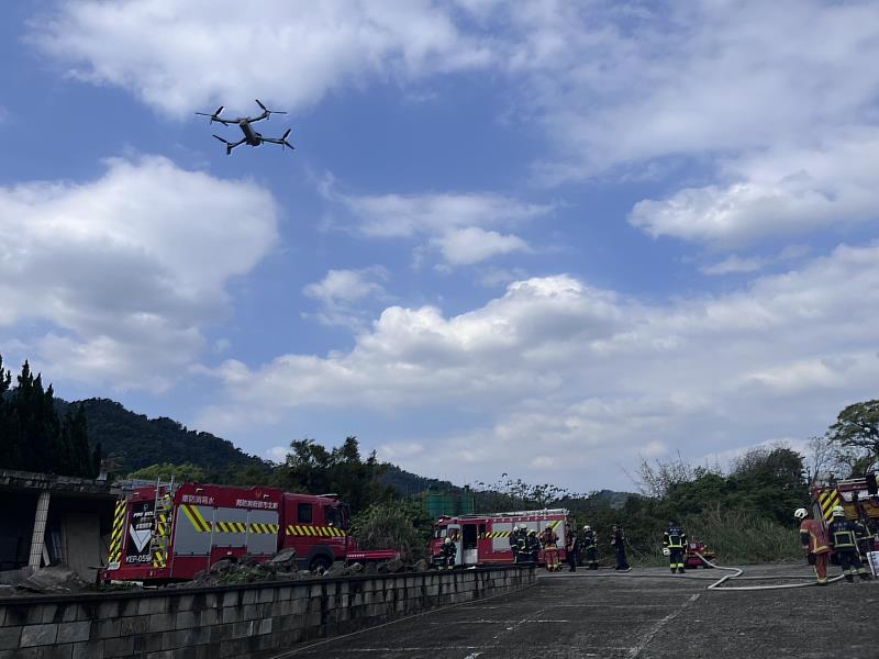 科技空中巡視：消防局出動無人機高空巡航，科技監測墓區動態，即時掌握初期火煙情資。