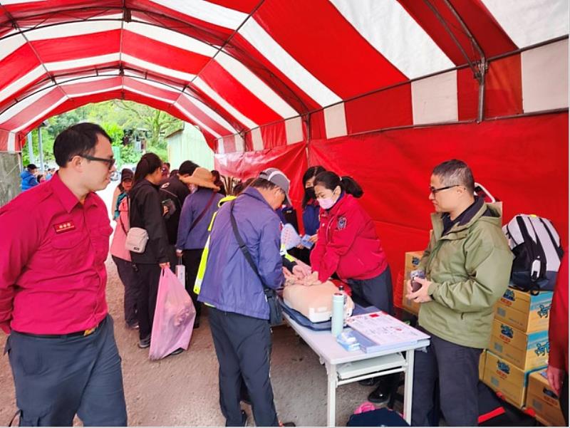 急救教育深耕：消防員指導民眾操作CPR練習，提升急救技能，共築社區救護安全網。