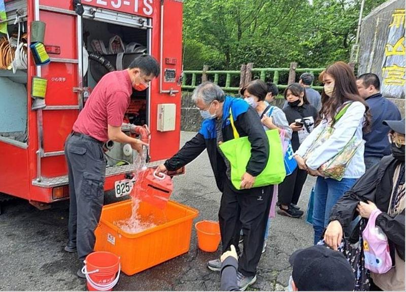 行動供水服務：消防車現場提供清明掃墓取水，宣導人離火熄，預防餘燼引發山林火警。