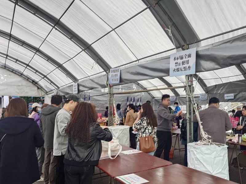新北市軍人忠靈祠將祭祀區域由室內延伸至戶外,更為寬敞且通風的祭拜環境。