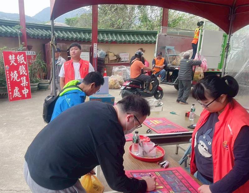 落實環保政策提供金銀紙集中袋，積極推廣紙錢集中燒，共同守護祭祀環境。