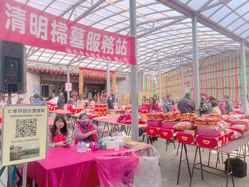 新北市於全市設置139處清明祭祀服務站,現場免費借用鐮刀及手套等掃墓工具。