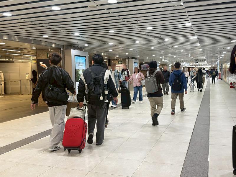 透過城市公共空間媒體，謝卓燁支持流浪動物花園協會倡議，讓流浪動物保護議題進入城市日常視野。（台灣摩菲爾提供）