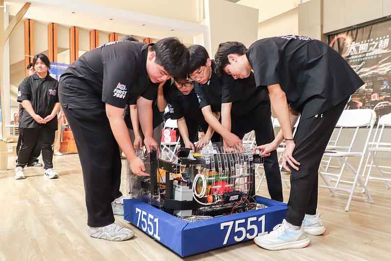 嘉義縣機器人競賽代表隊FRC7551赴美參賽 翁章梁授旗勉勵拚佳績