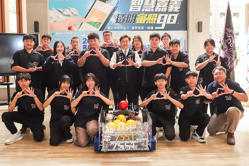嘉義縣機器人競賽代表隊FRC7551赴美參賽 翁章梁授旗勉勵拚佳績