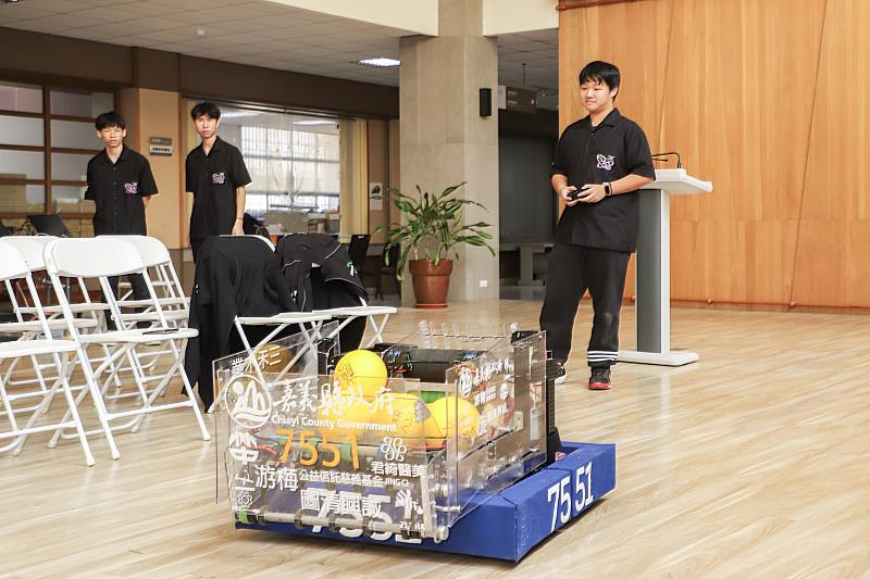 嘉義縣機器人競賽代表隊FRC7551赴美參賽 翁章梁授旗勉勵拚佳績