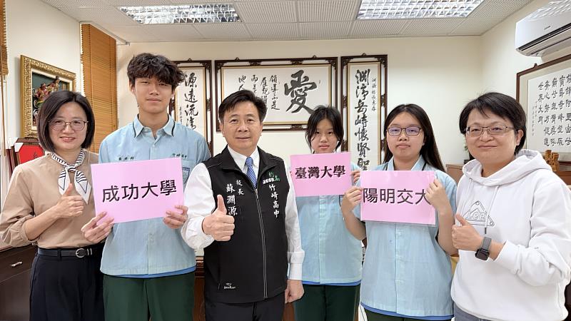 左起：張秀雲老師、林承翰同學、蘇淵源校長、張耀云同學、黃玉茹同學、許家蓁老師。