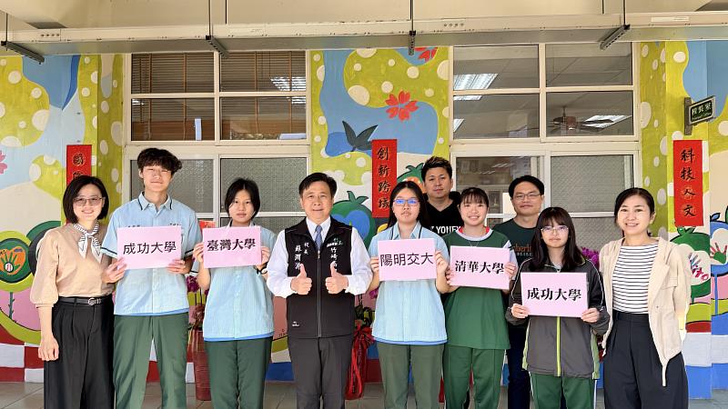 繁星+特選 金榜題名同學與導師、羽球教練。