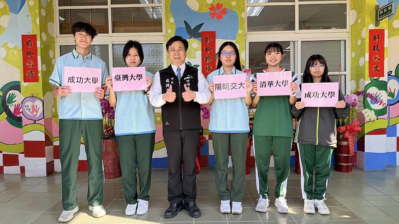 左起：林承翰同學、張耀云同學、蘇淵源校長、黃玉茹同學、蕭安宇同學、劉蘋誼同學。