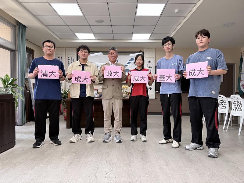 左起：陳顗任、翁少宸、郭春松校長、余忻紋、蘇品豪、鄭聿安。
