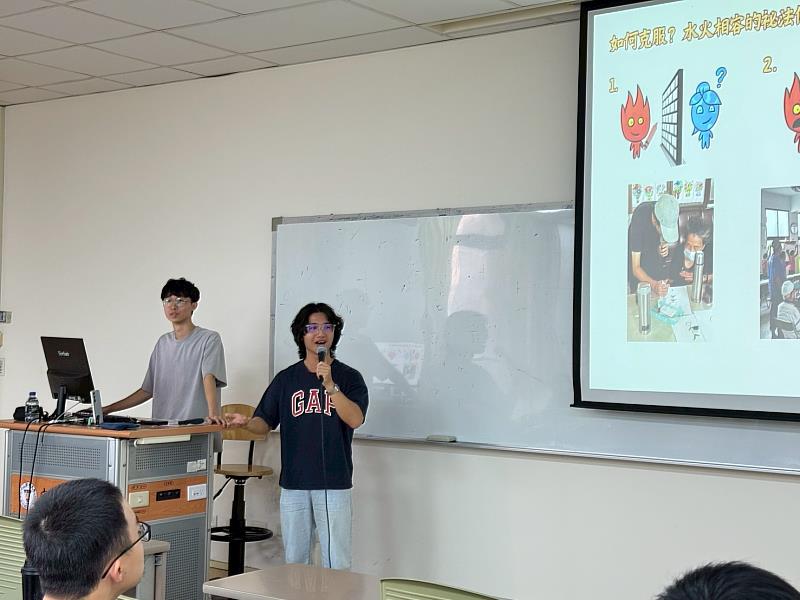 跨校學生共同參與分享，政大汪齊（左）與成大郭晏欣交流服務與影像紀錄經驗。