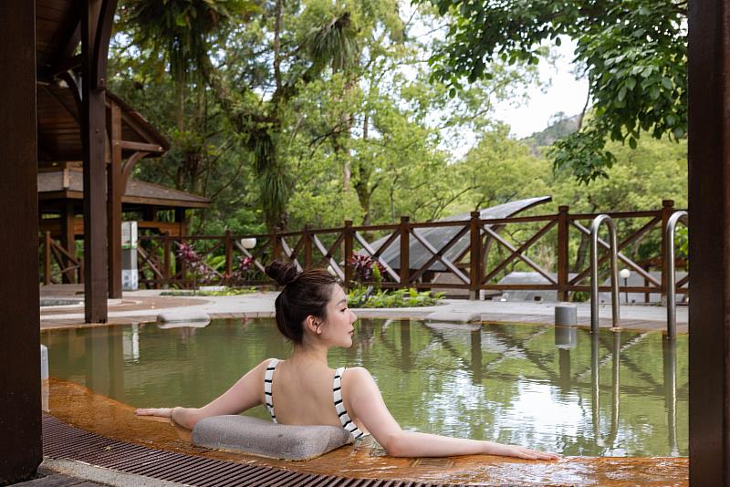 泡湯賞紅葉的自然體驗。（圖：天成逸旅－蝴蝶谷提供）