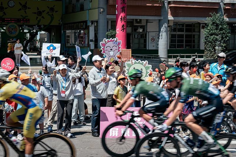 客委會古秀妃主委及屏東縣教育處陳國祥處長至麟洛國小與小朋友一起為選手加油。（照片來源：國際自由車環台賽）