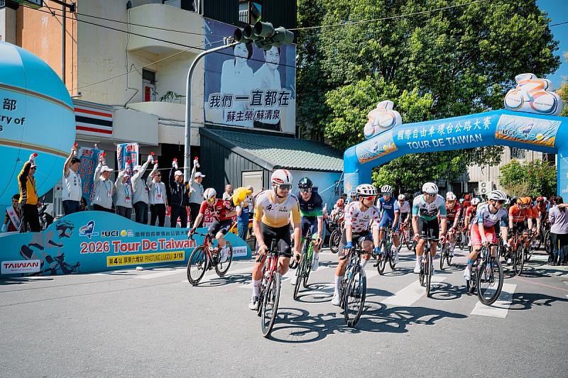 屏東六堆站於高樹鄉公所正式鳴笛出發。（照片來源：國際自由車環台賽）