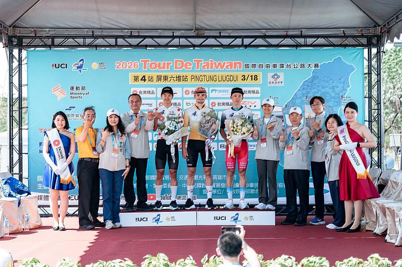 屏東六堆站冠軍衫得主與頒獎嘉賓合影。（照片來源：國際自由車環台賽）