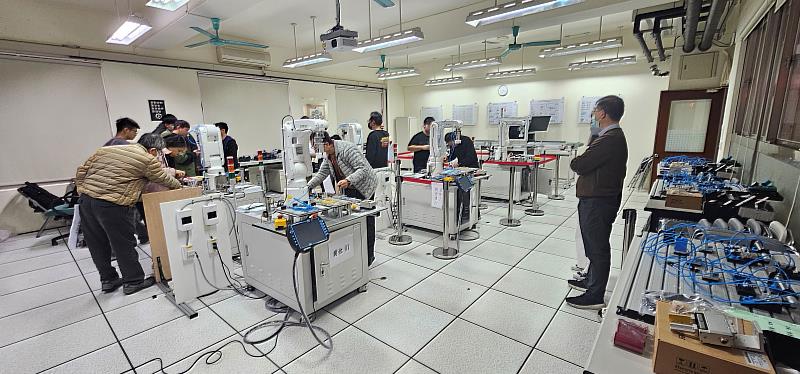 陳茂璋老師親自指導老師們第二站操作。