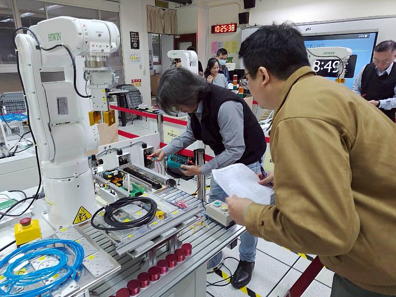 智慧機電系林彥岑老師參加術科測驗第二站情形。