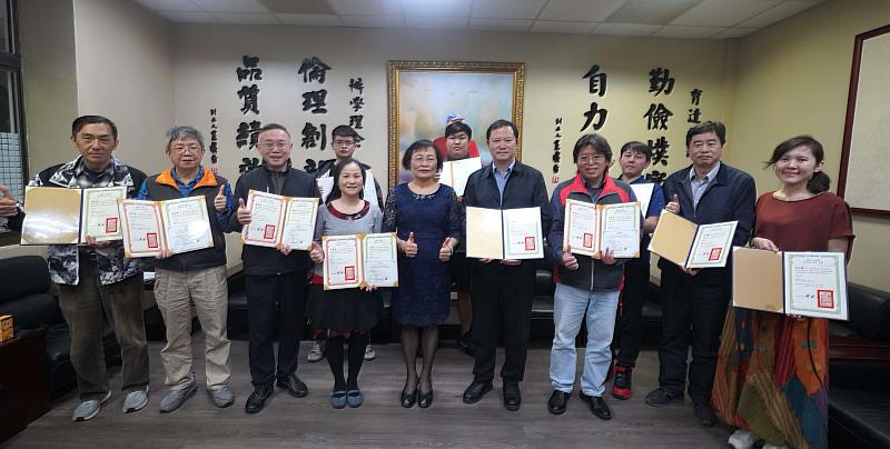 育達科技大學吳菊校長（圖中）與本校獲得機器人工程師初階術科種子師資培訓合照。