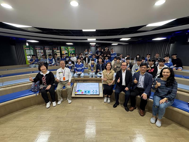 亞洲大學團隊與明道中學師生合影。