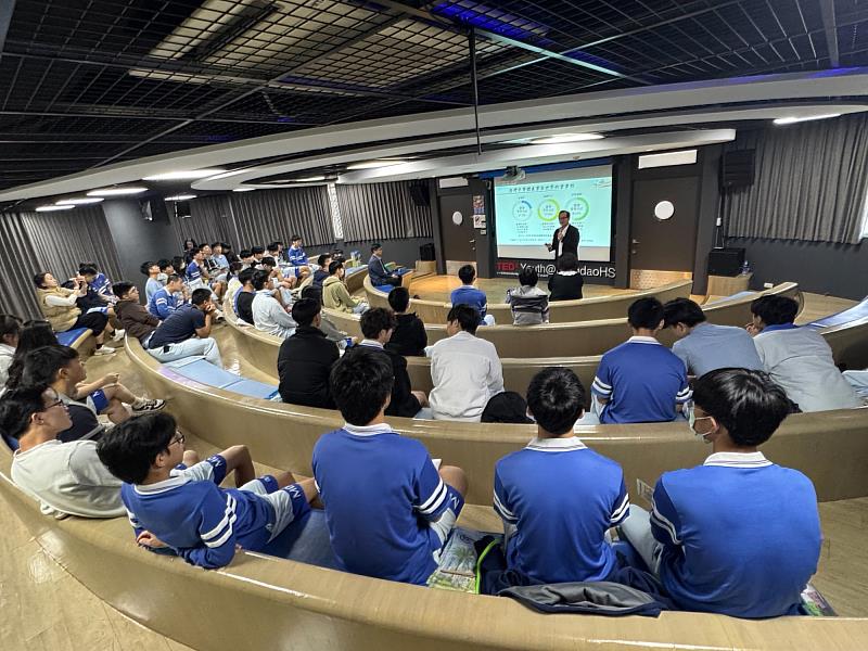 晶片啟航未來！ 亞大半導體專題講座走進明道中學