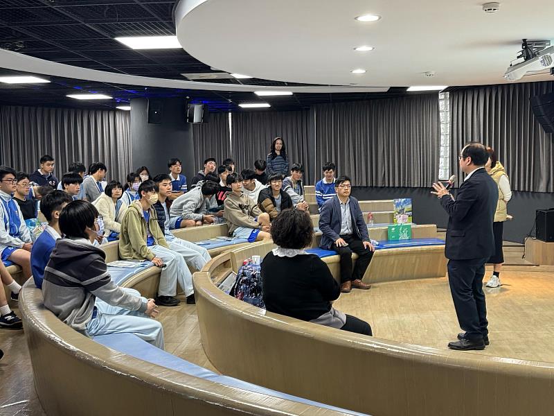 亞洲大學副校長黃俊杰向學生介紹半導體產業發展歷程，說明晶片科技如何改變世界。